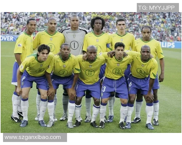 足球巨星专属寸照展示 揭秘球场背后的英雄风采与个人魅力